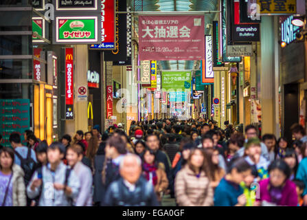 Überfüllten Shinsaibashi Einkaufsstraße in Osaka, Japan, Gesichter unscharf gestellt Stockfoto