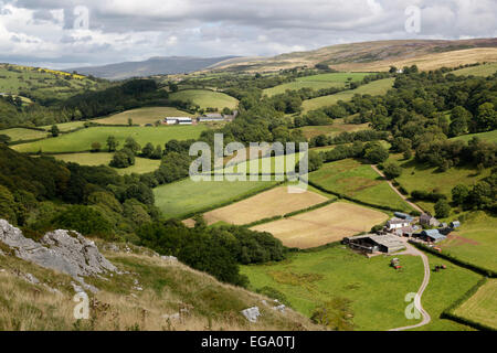 Blick über Bauernhöfe und Black Mountain aus Position Cennen Castle, Llandeilo, Brecon Beacons, Carmarthenshire, Wales, Vereinigtes Königreich Stockfoto