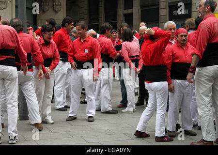 Gruppe der Castellers vor Beginn der menschlichen Türme im Portal de l'Àngel, Barcelona, Katalonien, Spanien Stockfoto