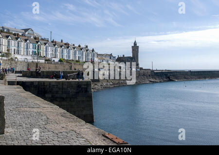 Häuser neben Porthleven Hafen in Cornwall Stockfoto