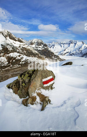 Charakteristischen weißen und roten Streifen auf Felsen Kennzeichnung eine GR-Fernwanderweg in Schweizer Alpen im Wallis / Valais, Schweiz Stockfoto