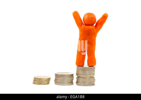 Erfolgreiche Gewinner auf der Oberseite - Selfmade menschlichen Plastilin Figur stehend auf einem Stapel von Münzen Stockfoto