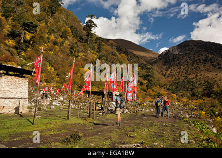 BHUTAN - Trekker Bhutan Militärposten geschmückt mit Fahnen auf Jhomolhari Trek 2 Route im Jigme Dorji National Park vorbei. Stockfoto