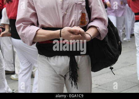 Casteller tragen Tracht vor Beginn der menschlichen Türme im Portal de l'Àngel, Barcelona, Katalonien, Spanien Stockfoto