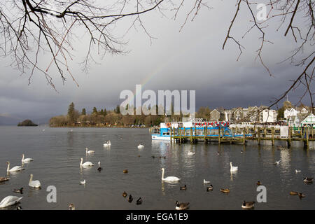 Lake Windermere Cumbria 20. Februar 2015. Bowness Bay. Kalten Semesterhälfte für Bootsfahrten & Touristen von allen Nationalties Credit: Gordon Shoosmith/Alamy Live News Stockfoto