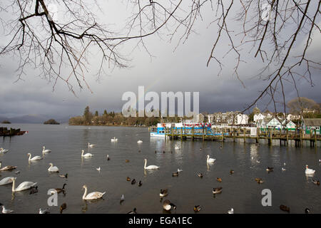 Lake Windermere Cumbria 20. Februar 2015. Bowness Bay. Kalten Semesterhälfte für Bootsfahrten & Touristen von allen Nationalties Credit: Gordon Shoosmith/Alamy Live News Stockfoto