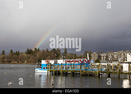 Lake Windermere Cumbria 20. Februar 2015. Bowness Bay. Kalten Semesterhälfte für Bootsfahrten & Touristen von allen Nationalties Credit: Gordon Shoosmith/Alamy Live News Stockfoto