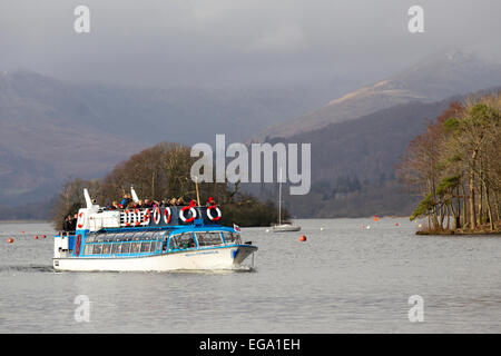 Lake Windermere Cumbria 20. Februar 2015. Bowness Bay. Kalten Semesterhälfte für Bootsfahrten & Touristen von allen Nationalties Credit: Gordon Shoosmith/Alamy Live News Stockfoto