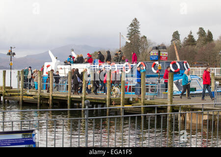 Lake Windermere Cumbria 20. Februar 2015. Bowness Bay. Kalten Semesterhälfte für Bootsfahrten & Touristen von allen Nationalties Credit: Gordon Shoosmith/Alamy Live News Stockfoto