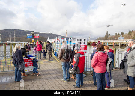 Lake Windermere Cumbria 20. Februar 2015. Bowness Bay. Kalten Semesterhälfte für Bootsfahrten & Touristen von allen Nationalties Credit: Gordon Shoosmith/Alamy Live News Stockfoto