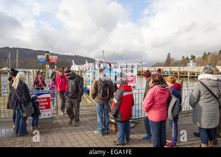 Lake Windermere Cumbria 20. Februar 2015. Bowness Bay. Kalten Semesterhälfte für Bootsfahrten & Touristen von allen Nationalties Credit: Gordon Shoosmith/Alamy Live News Stockfoto