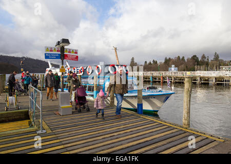 Lake Windermere Cumbria 20. Februar 2015. Bowness Bay. Kalten Semesterhälfte für Bootsfahrten & Touristen von allen Nationalties Credit: Gordon Shoosmith/Alamy Live News Stockfoto