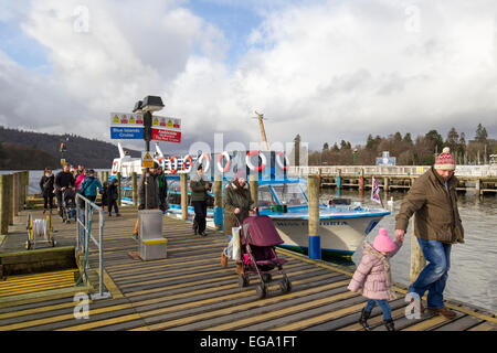 Lake Windermere Cumbria 20. Februar 2015. Bowness Bay. Kalten Semesterhälfte für Bootsfahrten & Touristen von allen Nationalties Credit: Gordon Shoosmith/Alamy Live News Stockfoto