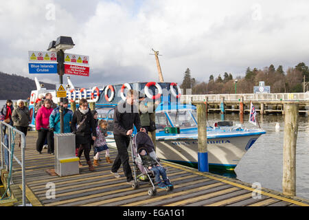 Lake Windermere Cumbria 20. Februar 2015. Bowness Bay. Kalten Semesterhälfte für Bootsfahrten & Touristen von allen Nationalties Credit: Gordon Shoosmith/Alamy Live News Stockfoto