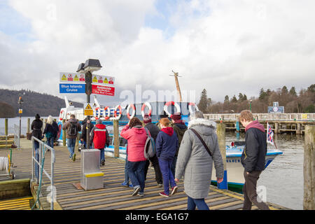 Lake Windermere Cumbria 20. Februar 2015. Bowness Bay. Kalten Semesterhälfte für Bootsfahrten & Touristen von allen Nationalties Credit: Gordon Shoosmith/Alamy Live News Stockfoto