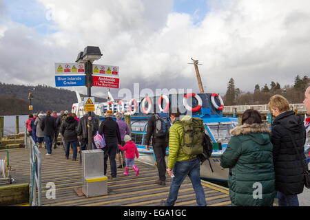 Lake Windermere Cumbria 20. Februar 2015. Bowness Bay. Kalten Semesterhälfte für Bootsfahrten & Touristen von allen Nationalties Credit: Gordon Shoosmith/Alamy Live News Stockfoto