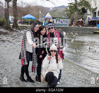 Touristen, die mit mobilen Smartphone Iphone Selfie - Selfies kleben zu fotografieren & Video von sich Windermere Cumbria 20. Februar 2015. Bowness Bay. Kalten Semesterhälfte für Bootsfahrten & Touristen von allen Nationalties Credit: Gordon Shoosmith/Alamy Live News Stockfoto