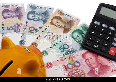 Chinesisches Geld (RMB), 100, 50, 20, 10 und 5 RMB Hinweis unter ein Sparschwein und einen Taschenrechner. Business-Konzept. Stockfoto