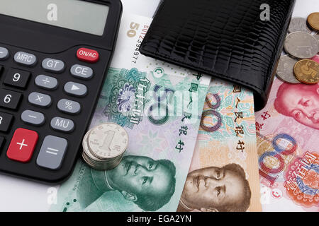 Chinesisches Geld (RMB), einen Taschenrechner und eine schwarze Geldbörse. Stockfoto