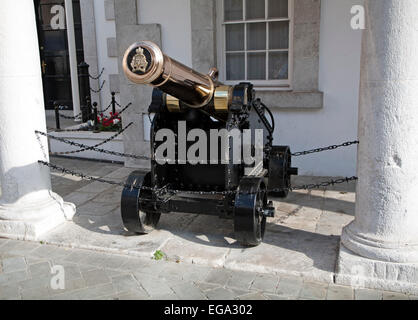 Kanone im historischen Kloster Guard Hausbau, Gibraltar, Britische überseegegend in Südeuropa Stockfoto