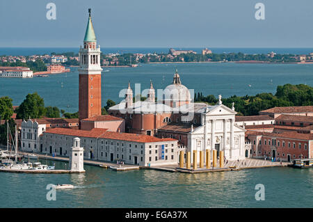 Insel San Giorgio Maggiore mit Lido und Meer gesehen jenseits von St Mark Bell Tower Venedig Italien Stockfoto