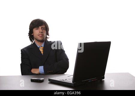 junger Geschäftsmann auf Laptop isoliert auf weißem Hintergrund Stockfoto