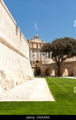 Das Haupttor und neu restaurierte Bastionsmauern rund um die mittelalterliche Stadt Mdina in Malta Stockfoto