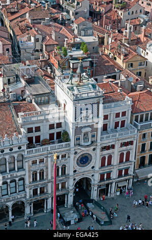 Blick auf den Uhrturm Torre del Orologio von St Mark Bell Tower Campanile di San Marco Venedig Italien Stockfoto