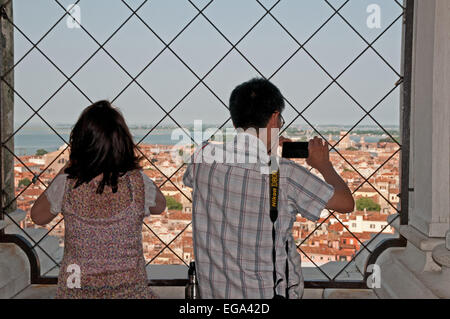 Touristen aus Asien fotografieren die Aussicht vom St Mark Bell Tower Campanile di San Marco Venedig Italien Stockfoto