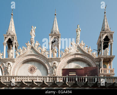 Detail der geschnitzten Marmor Figuren Türme Zinnen auf Skyline und Dach der Basilika San Marco St. Marks Kathedrale Venedig Italien Stockfoto