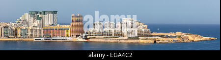 Die moderne Skyline am Tigne Point in Sliema, Malta. Stockfoto