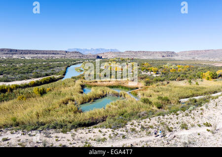 Wanderer auf dem Lehrpfad im Rio Grande Village mit Blick auf Rio Grande und der mexikanischen Grenze, Big Bend National Park, Texas, USA Stockfoto