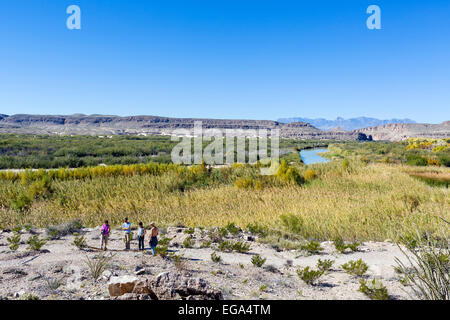 Wanderer auf Lehrpfad im Rio Grande Village mit Blick auf Fluss Rio Grande & mexikanischen Grenze, Big Bend National Park, Texas, USA Stockfoto