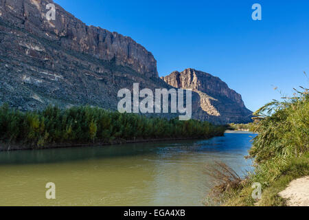 Rio Grande River mit Blick auf Santa Elena Canyon, Big Bend National Park, Texas, USA Stockfoto