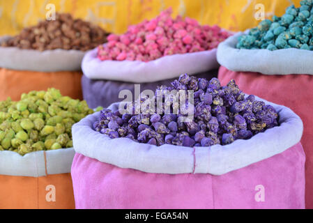 Bunte Gewürz Container und getrockneten Blütenköpfchen, Marrakesch, Marokko Stockfoto