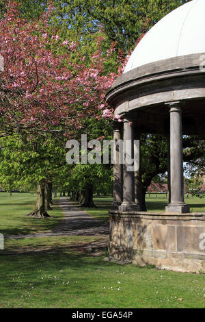 Der Tewit-Brunnen auf der streunenden an einem sonnigen Frühlingstag / Harrogate / North Yorkshire / UK Stockfoto