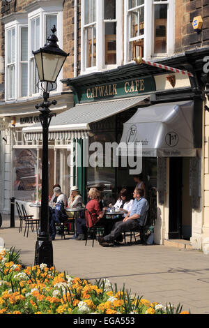 Kunden genießen Sonnenschein am Bürgersteig Tische draußen die Laufsteg-Cafe auf Montpelier Parade / Harrogate / North Yorkshire / UK Stockfoto