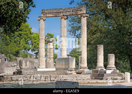 Ruinen des philippeion, mit den drei übrigen ionischen Säulen im antiken Olympia, Peloponnes, Griechenland Stockfoto