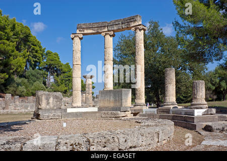 Ruinen des philippeion, mit den drei übrigen ionischen Säulen im antiken Olympia, Peloponnes, Griechenland Stockfoto