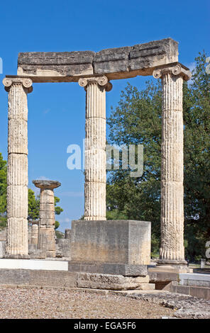 Ruinen von Philippeion, mit seinen drei übrigen ionischen Säulen im antiken Olympia, der Peloponnes Griechenland Stockfoto