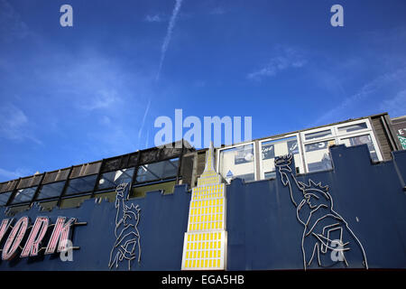 Die New York-Spielhalle in der Küstenstadt Stadt von Southend, Essex, England, zeigt zwei New Yorker Freiheitsstatue Logos. Stockfoto