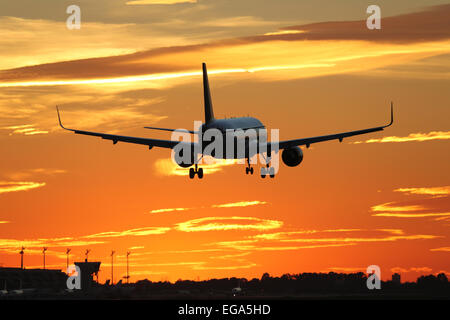 Ein Flugzeug landet auf dem Flughafen während des Sonnenuntergangs im Urlaub unterwegs