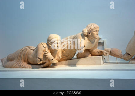 Zahlen aus der Giebel Fries aus dem Tempel des Zeus, untergebracht im archäologischen Museum im antiken Olympia, Griechenland Stockfoto