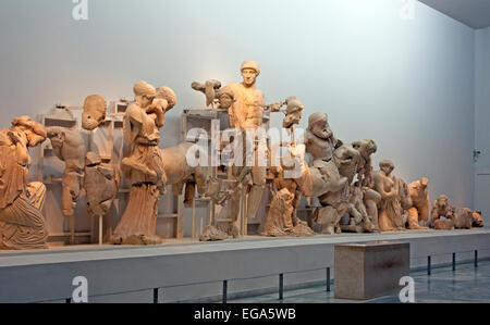 Zahlen aus der Giebel Fries aus dem Tempel des Zeus, untergebracht im archäologischen Museum im antiken Olympia, Griechenland Stockfoto