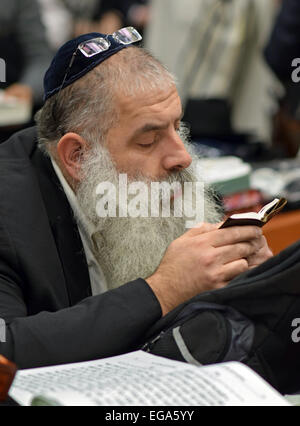 Einen religiösen jüdischen Mann lesen aus einer kleinen Hebräisch buchen auf eine Synagoge in Crown Heights, Brooklyn, New York City Stockfoto