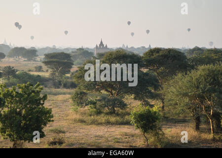 Blick auf den Sonnenaufgang von der Treppe des Tempels mit Heißluftballons schweben Flug über Tempel auf Ebenen von Pagan, Bagan, Burma, Myanmar Stockfoto