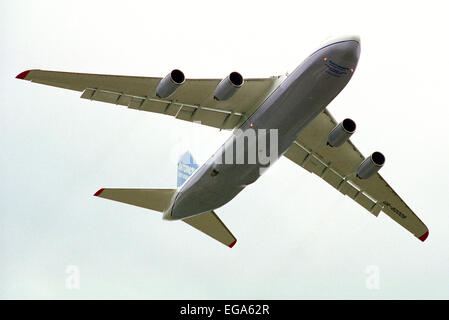 Antonov Design Bureau Antonov An-124-100 in flifht Stockfoto