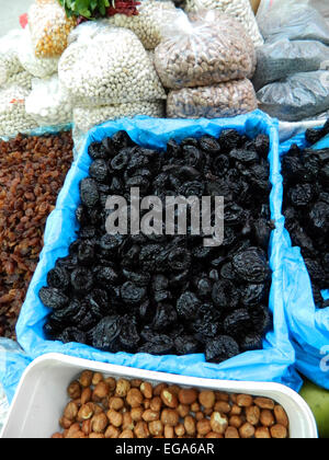 Pflaumen und anderen landwirtschaftlichen Erzeugnissen auf dem lokalen Markt. Stockfoto