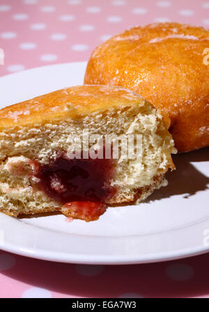 Donut auf Platte halbieren mit Marmelade heraus durchsickert Stockfoto