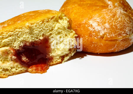 In Scheiben geschnitten in der Hälfte mit Marmelade Nässen aus Donut Stockfoto